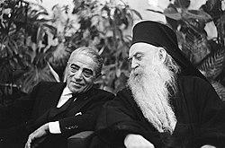 προς ένα τα νευραλγικά σημεία του κόσμου, όπου παρατηρείται αστάθεια ανωμαλία τόνισε: Πιστεύω ότι όλαι αυταί αι πληγαί θα επουλωθούν συντόμως ο πόθος της ειρηνικής διαβιώσεως των λαών θα γίνει