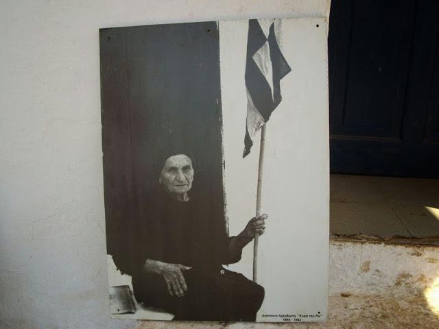 (3) Ο Ίων Δραγούμης έδειξε γενικότερο ενδιαφέρον για την περίπτωση των Δωδεκανήσων, οργανώνοντας συνέδριο αντιπροσώπων των νησιών στην Πάτμο, με το οποίο ζήτησαν την ένωση των νησιών τους με την