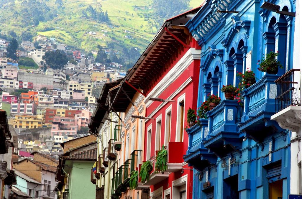 Αποσπάσματα από το ταξιδιωτικό μας ημερολόγιο Κίτο: Κεραυνοβόλος έρωτας Στο Κίτο, δεν νιώθεις περίεργα λόγω υψόμετρου, αλλά έχεις συναίσθηση ότι βρίσκεσαι στα 2.800 μέτρα.