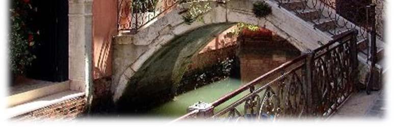 Χτισμένη πάνω σε 118 μικρά νησάκια, η Βενετία διαθέτει 160 κανάλια που συνδέονται με 400 γέφυρες και παρόλο που φαντάζει μικρή, δεν είναι.