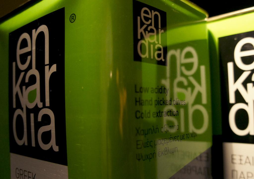 TRADITIONAL EXTRA VIRGIN OLIVE OIL Ένα εξαιρετικό παρθένο ελαιόλαδο, χαμηλής οξύτητας (0,40%).