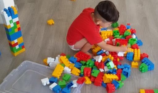 Είναι πρότυπο χρήσης οικοδομικού υλικού στα πλαίσια του παιχνιδιού (σε ρόλο ή μη).