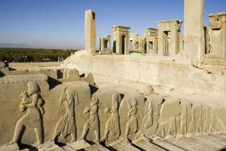 κράτους, ο Μέγας Βασιλεύς, έριχνε τη σκιά του στον Ελληνικό κόσμο. Επίσκεψη στον χώρο για να δούμε τον τάφο του Κύρου που είναι το πιο ενδιαφέρον μνημείο των Πασαργάδων, καθώς και το ανάκτορό του.