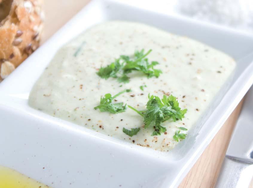 Dänische Remoulade Zutaten: 4 EL Mayonnaise 1 EL Kapern in Lake 1 TL süßen Senf 1 Schalotte 2 EL Schnittlauch 1/2 süße Gurke 1/2 TL Curry 1 Prise Ingwer 1 EL Aprikosenkonfitüre 1 EL Joghurt 1/2