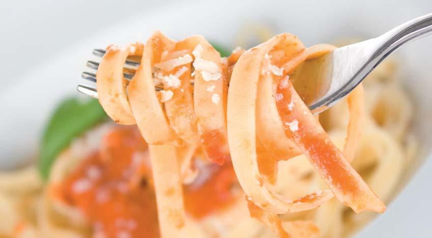 Tomatensauce Zutaten: 5 EL Speiseöl 1 große Zwiebel 1 große Dose (800 g) geschälte Tomaten Salz, Pfeffer, 1 Prise Zucker, 1 Prise Thymian, 1 Prise Chilipulver 1/2 Bund Petersilie, gehackt 1 Bund