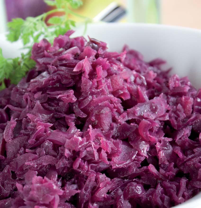 Falls sich danach noch zuviel Flüssigkeit im Rotkohl befindet, rühren Sie das Mehl mit dem Wasser an und geben Sie es zum Rotkohl, um die Flüssigkeit zu binden.