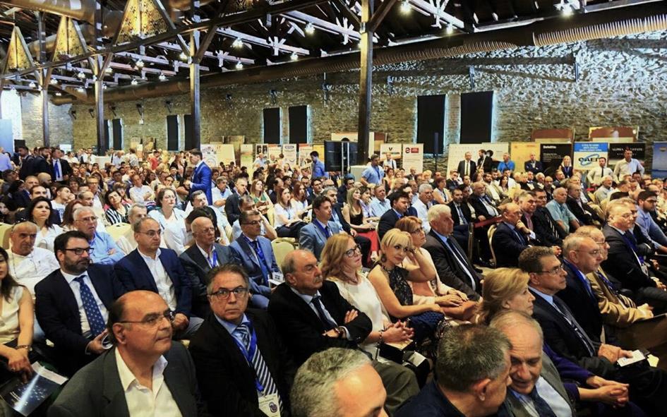 Εισαγωγή Μία νέα αρχή για τη ναυτιλία, τις εξαγωγές και τη θαλάσσια οικονομία σηματοδότησε το συνέδριο του ΣΕΒΕ με τίτλο «Export Summit VII: Fostering Maritime Economy», το οποίο πραγματοποιήθηκε με