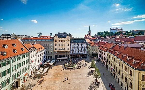 5η ΜΕΡΑ: ΒΟΥΔΑΠΕΣΤΗ ΜΠΡΑΤΙΣΛΑΒΑ ΒΟΥΔΑΠΕΣΤΗ Πρόγευμα Αναχώρηση για το διαμάντι της Σλοβακίας Στην Μπρατισλάβα, την πρωτεύουσα της Σλοβακίας, η παλιά πόλη (Staré Mesto) μας ταξιδεύει μερικούς αιώνες
