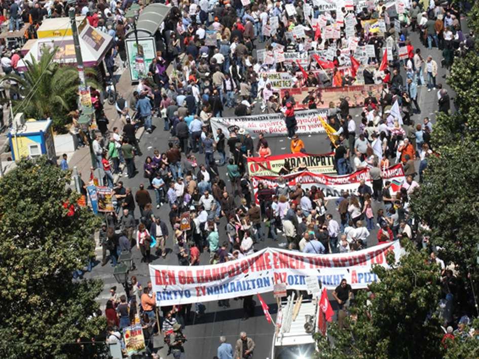 γενικές απεργίες τη βδοµάδα και µια διαρκείας µέχρι θανάτου, πριν κατηγορήσουµε το ΚΚΕ για σεχταρισµό, πριν αξιολογήσουµε την επαναστατικότητα του καθενός αναλόγως µε το που προσυγκεντρώνεται, θα