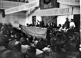 Η στρατηγική, η ταχτική, η πολιτική της επαναστατικής οργάνωσης, τα συνθήµατά της, οι συγκεκριµένες µορφές που παίρνει η πάλη της καθοδηγούνται από ένα και µοναδικό στόχο: «Κάθε µεταβατική