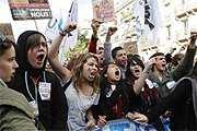 είναι υπέρ του αποµονωτισµού, όταν λέµε να καταργηθούν οι εισαγωγές σε προϊόντα τα οποία µπορούµε να τα παράγουµε, είµαστε υπέρ του ξεπερασµένου προστατευτισµού.