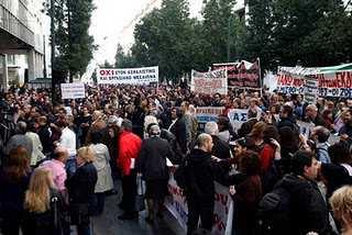 Η υποτίµηση θα φέρει επίσης πληθωριστικές πιέσεις, οι οποίες θα πρέπει να αντιµετωπιστούν µε νοµισµατική πολιτική αλλά και έλεγχο τιµών.
