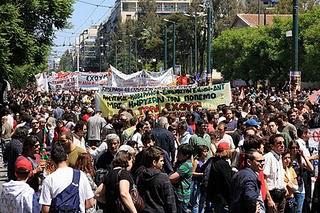 Απεργίες, καταλήψεις και σύνδεση µε το κίνηµα των ανέργων και του χτυπήµατος της µαύρης εργασίας όλων των µορφών είναι ένα άλλο θεµελιώδες στοιχείο της ανάπτυξης του κινή- µατος.