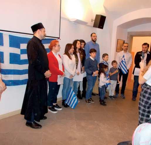 Φέτος στο Κρχάνιτσε κάτω από τον καυτό μαρτιάτικο ήλιο τίμησαν με λευκά λουλούδια ειδικά τα δύο Ελληνόπουλα, τα μωρά Μαρία και τον Ζήση, στους οποίους αφιερώνονται δύο πιο μεγαλύτερες πέτρες από τις