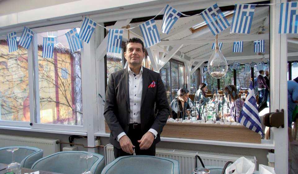 ορχήστρα, το Τρίο Θωμά Γαλάνη, Θωμά Οπάτα και Νίκο Πανάτση.