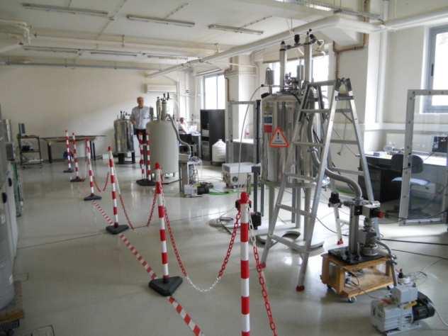 Σχήµα 2.1. Το εργαστήριο NMR του ΕΚΕΦΕ ηµόκριτος. Φαίνεται η (σχετική) απαγόρευση πρόσβασης και η σήµανση. 2.1.2 Παραγωγή και µεταφορά ηλεκτρικής ενέργειας Η ΕΗ διαθέτει εκτεταµένο δίκτυο παραγωγής, µεταφοράς και διανοµής ηλεκτρικής ενέργειας.