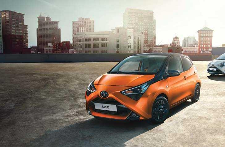 AYGO X-CITE ΕΚΔΟΣΕΙΣ Ξεχωρίστε από το πλήθος και προκαλέστε με το συναρπαστικό νέο χρώμα Sunset με Bi-Tone οροφή, φιμέ κρύσταλλα και χαρακτηριστικές ζάντες αλουμινίου Glossy Black 15.