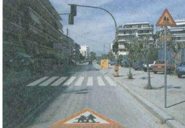 Εικόνα 3.24 - Επανάληψη επάνω στο οδόστρωµα σήµατος πινακίδας Το χρώµα των διαγραµµίσεων µπορεί να είναι λευκό, κίτρινο ή κυανό, ενώ στο εξωτερικό χρησιµοποιείται κατά περίπτωση και το κόκκινο.