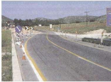 Κίτρινες είναι, επίσης, διαγραµµίσεις σε περιοχές µε συχνές οµίχλες, καθώς και οι προσωρινές διαγραµµίσεις σε περιοχές έργων, οι οποίες υπερισχύουν των υπαρχουσών λευκών, όπως φαίνεται χαρακτηριστικά
