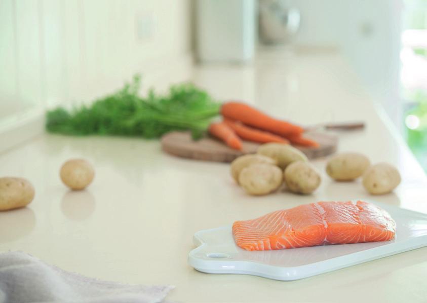 5 + μήνες 90 g καρότα 40 g πατάτες 20 g σολομό (βαθιάς κατάψυξης ή φρέσκο ανάλατο, όχι καπνιστό) 30 g χυμό μήλου 8 g ελαιόλαδο 2 κ.σ. νερό Πατάτα και καρότο με σολομό 1.