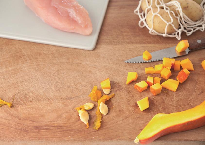7 + μήνες 100 g κολοκύθα Hokkaido 50 g πατάτες 30 g στήθος κοτόπουλο 17 g χυμό μήλου 8 g ελαιόλαδο 2 κ.σ. νερό Κολοκύθα και πατάτα με κοτόπουλο 1. Κόψτε τις πατάτες σε κυβάκια.