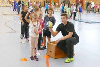 IKK Grundschulaktionstag Handball an der Gemeinschaftsschule Schaumberg ein toller Erfolg Alles!!! Das war die Antwort der Theleyer Grundschüler auf die Frage was ihnen denn am 3.
