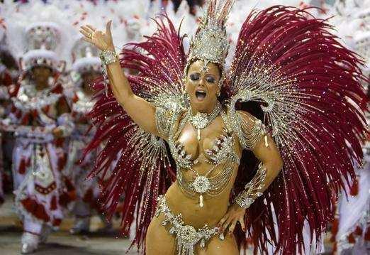 Αν και το «Καρναβάλι της Σάµπας» είναι τα τελευταία χρόνια η µεγαλύτερη τουριστική ατραξιόν της Βραζιλίας, δεν παύει να καθρεφτίζει την ψυχή ενός ολόκληρου λαού και θυµίζει όσο κανένα άλλο αρχαίες