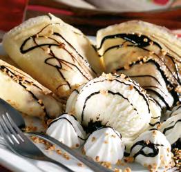 ONE PIECE OF CHOCOLATE CAKE ΚΡΕΠΑ ΜΠΑΝΑΝΑ ΜΕ ΠΑΓΩΤΟ ΚΡΕΠΑ ΣΟΚΟΛΑΤΑΣ Κρέπα με γέμιση από μπανάνα, σοκολάτα και νιφάδες σοκολάτας.
