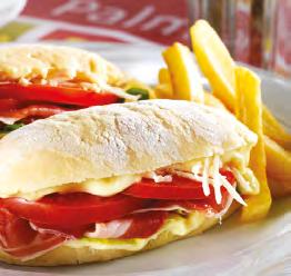 1 ΤΕΜΑΧΙΟ 1 PIECE ΜΠΕΛΙΖ Τορτίγια τυλιγμένη ρολό με γέμιση από καπνιστή γαλοπούλα, τυρί ένταμ, τραγανή πράσινη σαλάτα, iceberg και ραντίτσιο.