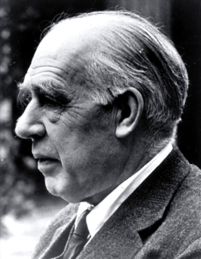 Niels Bohr 1885 1962 Δανός φυσικός Συμμετείχε ενεργά στα πρώτα στάδια της ανάπτυξης της κβαντικής μηχανικής.