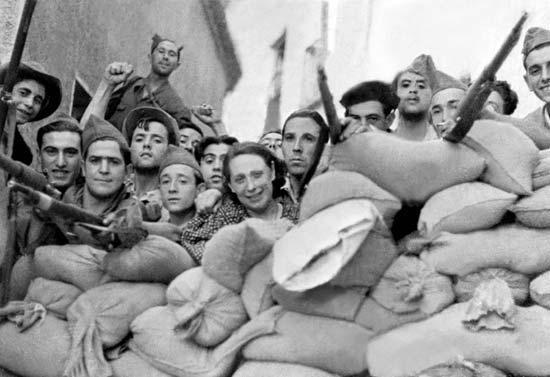 Στον αντίποδα λογικών ιεράρχησης του εθνικού έναντι του κοινωνικού/ταξικού, στον αντίποδα ιδεολογημάτων που θεωρούν την εθνική απελευθέρωση προϋπόθεση της κοινωνικής/ταξικής, εμείς αντιλαμβανόμαστε