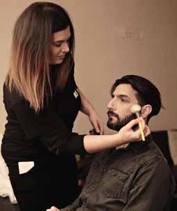 Η Demy στα μαγικά χέρια της make-up artist του ΙΕΚ ΑΚΜΗ στην παράσταση «Mamma Mia».
