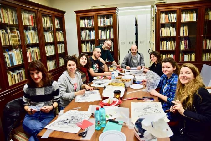 ερευνητική διαδικασία της καταγραφής των θεατρικών κοστουμιών στην αίθουσα του μαθήματος με παράλληλη προβολή οπτικού υλικού [διδάσκουσα Άννα Μαυρολέων].