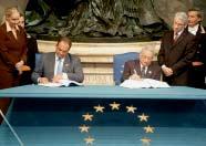 θση. 13.16 Οώκε 29.10.2004. Ο Πξσζππνπξγφο ηεο Διιάδαο ππνγξάθεη ηε πλζήθε γηα ην χληαγκα ηεο Δπξψπεο. Να επηζθεθηείηε ηηο ηζηνζειίδεο ηεο ΔΔ (www.eur