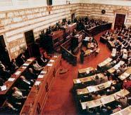 Μέζα εμάιινπ απφ ηηο ηζηνζειίδεο ηεο κπνξείηε λα παξαθνινπζήζεηε θαη ηηο ζπλεδξηάζεηο ηεο. θση.10.5 Ζ αίζνπζα ηνπ Κνηλνβνπιίνπ.