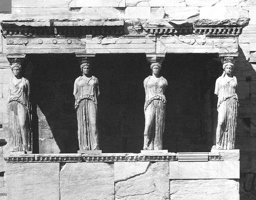 ) Μνησικλής είο στηρίχτηκε σε ένα πολύπλοκο σχέδιο, διότι έπρεπε να στεγάσει μνημεία με ιερή σημασία για την αθηναϊκή λατρεία, όπως ο τάφος του Κέκροπα και το σημάδι της τρίαινας του Ποσειδώνα στο