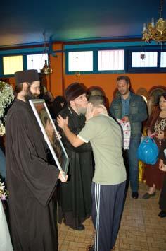Δόσε παρηγοριὰ στὶς ψυχοῦλες τους, καὶ τὴν ἐλευθερία στὶς καρδιὲς καὶ στὸ μυαλό τους!...». Σιγὰ-σιγὰ ἄρχισαν νὰ καταφθάνουν τὰ πρῶτα παλληκάρια. Προσωπάκια γλυκά, θλιμμένα!