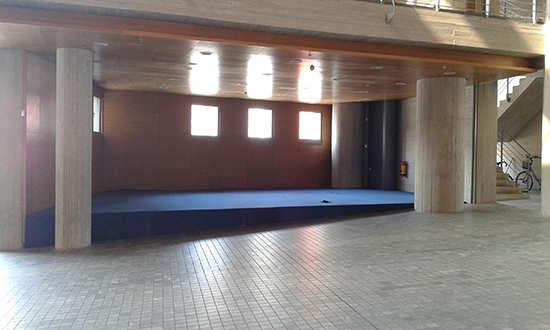 Φουαγιέ Εσωτερική σκηνή εντός ηµαρχείου Είναι η µικρή υπερυψωµένη σκηνή στον κεντρικό εσωτερικό χώρο στο φουαγιέ του ηµαρχιακού Μεγάρου, δίπλα στην Τράπεζα Πειραιώς που µπορεί να φιλοξενήσει µικρές