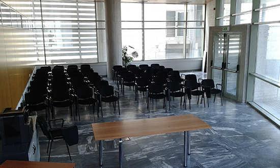 Αίθουσα Νερού Είναι ο χώρος δεξιά από την είσοδο του ηµαρχιακού Μεγάρου µε τα παρτέρια νερού που µπορεί να φιλοξενήσει παρουσιάσεις, συζητήσεις και προβολή βίντεο.