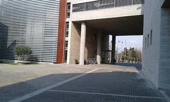 Πολυγλωσσικό χωριό Τα περίπτερα θα είναι στηµένα στον εξωτερικό χώρο του ηµαρχιακού Μεγάρου Θεσσαλονίκης.
