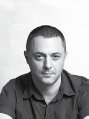 μπάνιο. Ο Oleg Suzdalev ασχολείται με τον βιομηχανικό σχεδιασμό και ιδιαίτερα με τα αξεσουάρ για έπιπλα.