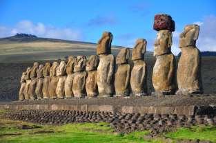 οποίο θεωρείται ότι αποβιβάστηκαν οι πρώτοι άποικοι του νησιού. Τα αγάλματα Μοάι δίνουν και εδώ το «παρών» τους, με τα κοραλλένια μάτια και το βλέμμα στραμμένο στον ουρανό.