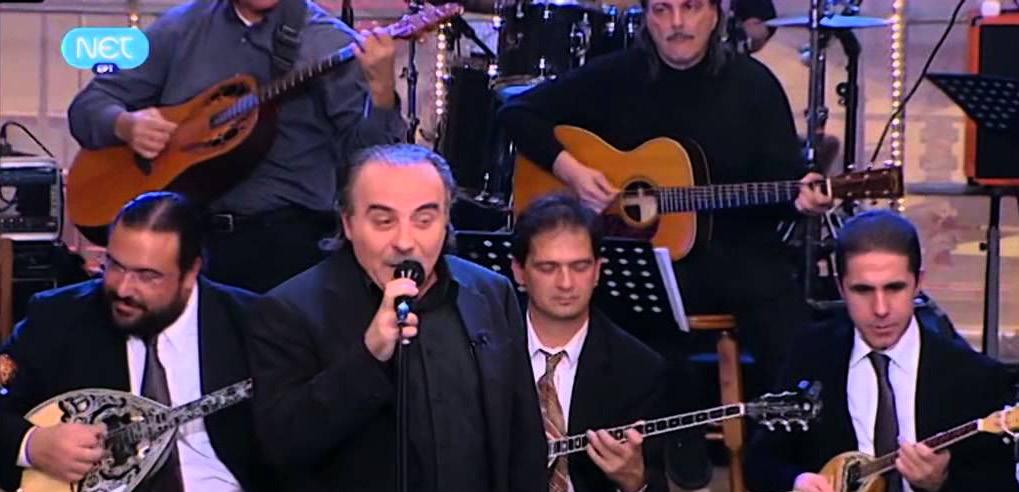 Ο Καραγκιόζης θα φορέσει τη στολή πιστεύοντας ότι θα αποκτήσει υπεράνθρωπες δυνάμεις, μπαίνοντας σε μεγάλες περιπέτειες.