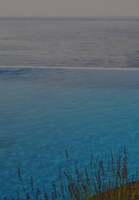 ωρεάν ξαπλώστρες µε τραπεζάκι και οµπρέλες στην πισίνα και την παραλία.