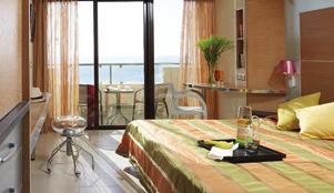 Όλα διαθέτουν κλιµατισµό και κεντρική θέρµανση, δορυφορική τηλεόραση µε µουσικά κανάλια, θυρίδα δωµατίου, ψυγείο (mini bar κατόπιν ζήτησης), τηλέφωνο σε δωµάτιο και µπάνιο, στεγνωτήρα µαλλιών,