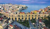 Ιδίως τα εκλεκτά δείγµατα των αϊτσένιων οικιών, δηλαδή αυτών µε την επίπεδη χωµατένια στέγη. Επόµενη στάση µας είναι η Καµαριώτισσα.