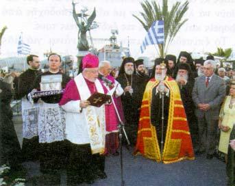 Βέβαια, ἡ Ιερὰ Σύνοδος δὲν ἀντέδρασε, ὅπως περίμεναν οἱ Χριστιανοί. Εμεινε ἀπαθὴς καὶ σιωπηλή, γιὰ νὰ μὴ ποῦμε ὅτι ἐνθαρρύνει τέτοιες φιλοπαπικὲς ἐκδηλώσεις. 1.