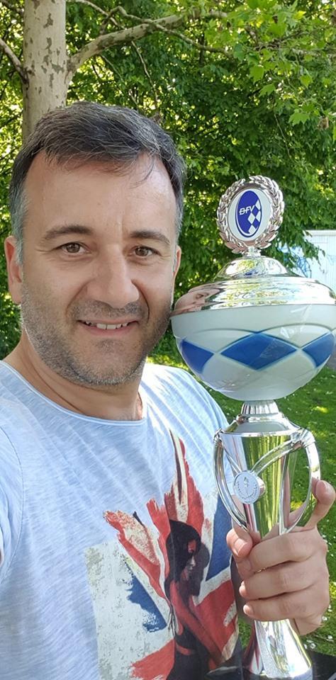 Συνέντευξη με τον Πρόεδρο της Ελλάς Μονάχου Γεώργιο Κίτσιο Κύριε Κίτσιο, συγχαρητήρια για την πρώτη θέση στη σεζόν και την άνοδό σας στην επόμενη κατηγορία.