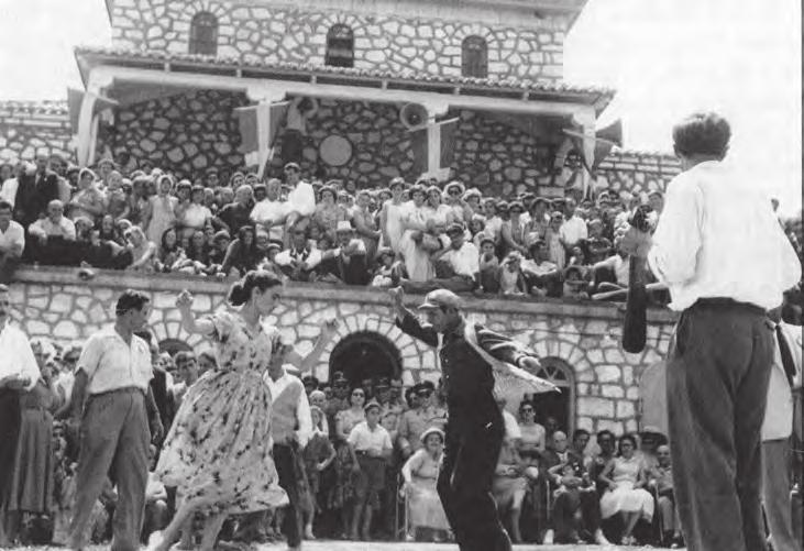 Παναγία Σουμελά 1959. Ανήμερα της γιορτής της Θεοτόκου στο προαύλιο της Μονής και θρησκευτική ταυτότητά τους όσο και στον καθημερινό τρόπο ζωής τους.