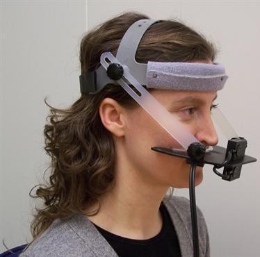 Ο ρινομετρητής αποτελείται από μία ειδική μάσκα που περιλαμβάνει μία πλάκα διαχωρισμού του ήχου η οποία σταθεροποιείται στην κεφαλή με ειδικό τρόπο και προσαρμόζεται στο άνω χείλος, ενώ φέρει και δύο
